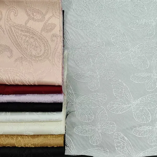 96% Polyester 4% Spandex Měkký Pohodlný oděvní materiál Tkaniny na oblečení Saténová žakárová látka